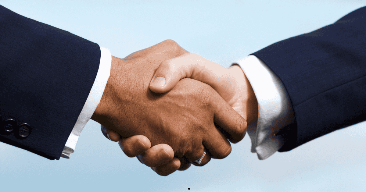 Agente de seguros de confianza dando la mano a un cliente.