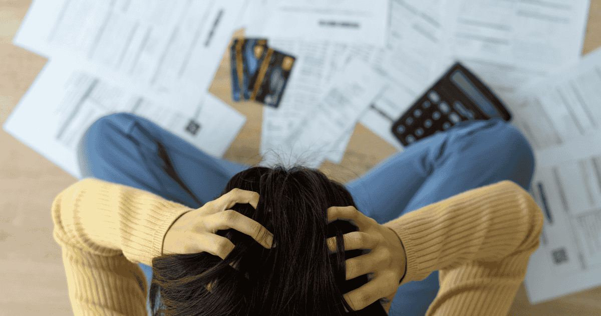 Empresarios cerrando un trato con confianza gracias al seguro de crédito.